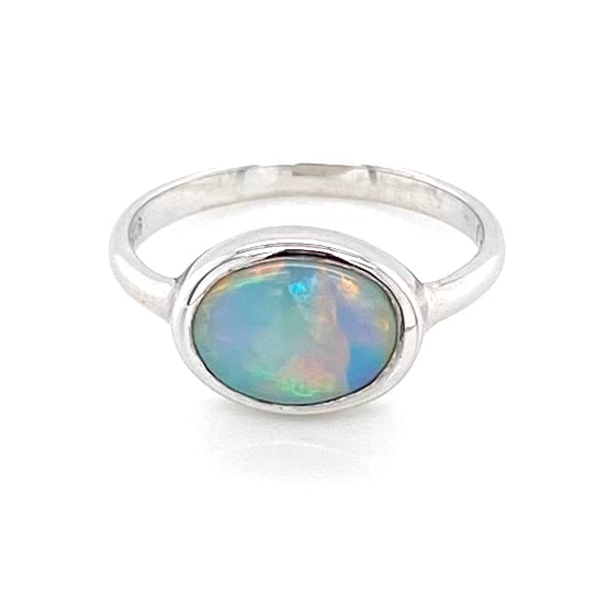 Ægte solid crystal opal fra Australien indfattet i sterling sølv.