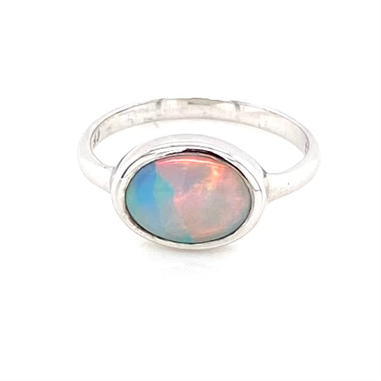 Ægte solid crystal opal fra Australien indfattet i sterling sølv.