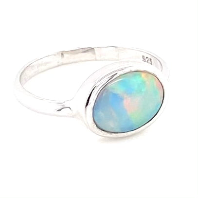 Ægte solid crystal opal fra Australien indfattet i sterling sølv.