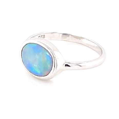 Ægte solid crystal opal fra Australien indfattet i sterling sølv.