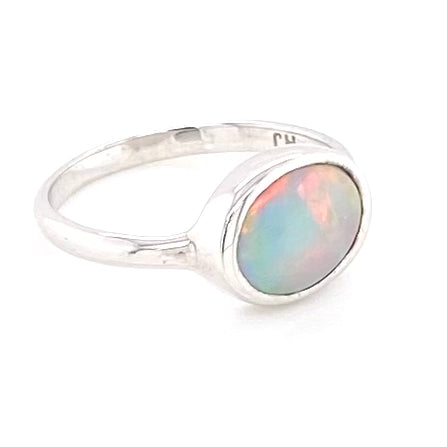 Ægte solid crystal opal fra Australien indfattet i sterling sølv.