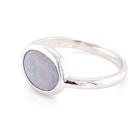 Ægte solid crystal opal fra Australien indfattet i sterling sølv.