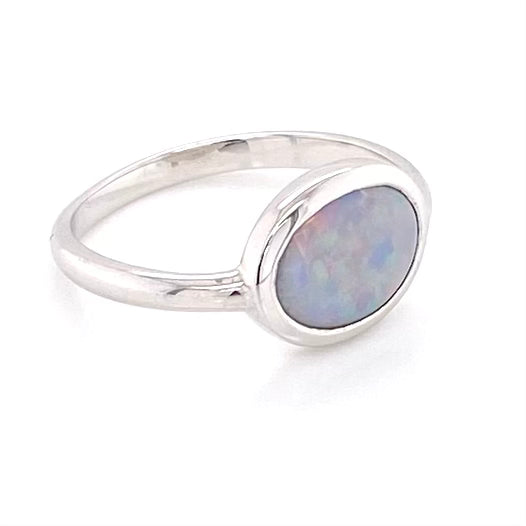 Ægte solid crystal opal fra Australien indfattet i sterling sølv.