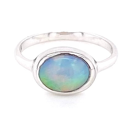Ægte solid crystal opal fra Australien indfattet i sterling sølv.
