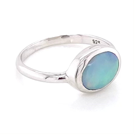 Ægte solid crystal opal fra Australien indfattet i sterling sølv.