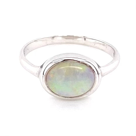 Ægte solid crystal opal fra Australien indfattet i sterling sølv.