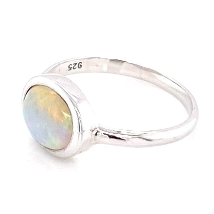Ægte solid crystal opal fra Australien indfattet i sterling sølv.