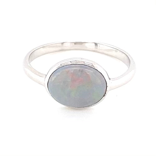 Ægte solid crystal opal fra Australien indfattet i sterling sølv.