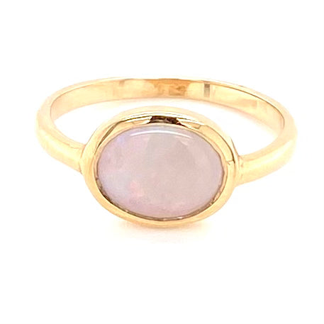 Ring med ægte solid crystal opal fra Australien indfattet i 14 kt. guld.
