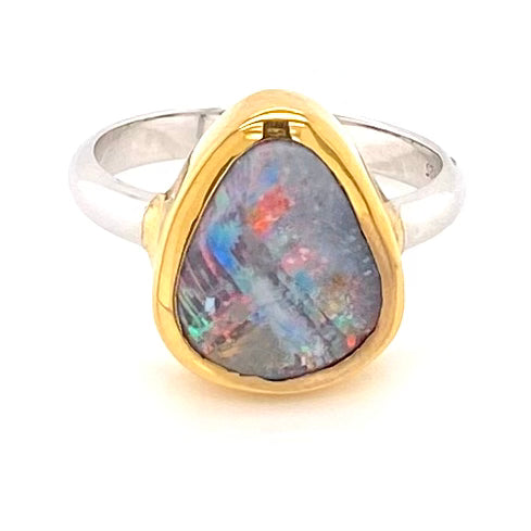 Ring med ægte solid boulder opal fra Australien indfattet i 14 karat guld og skaftet er lavet af sterling sølv.