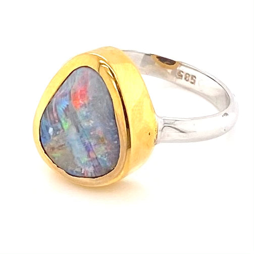 Ring med ægte solid boulder opal fra Australien indfattet i 14 karat guld og skaftet er lavet af sterling sølv.