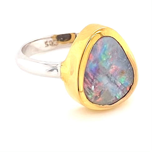Ring med ægte solid boulder opal fra Australien indfattet i 14 karat guld og skaftet er lavet af sterling sølv.