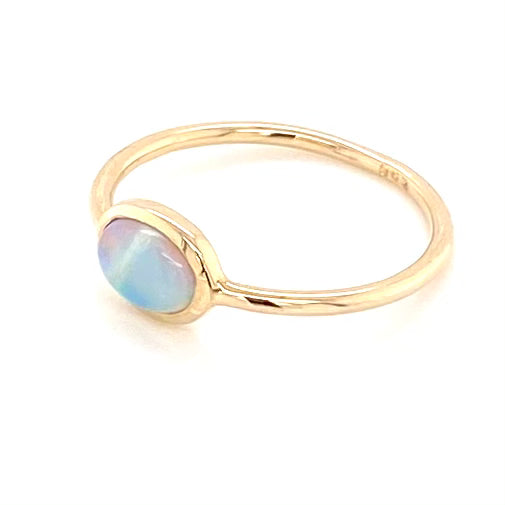 Ring med ægte solid crystal opal fra Australien indfattet i 14 kt. guld.