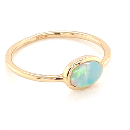 Ring med ægte solid crystal opal fra Australien indfattet i 14 kt. guld.
