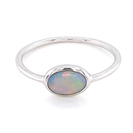 Ægte solid crystal opal fra Australien indfattet i sterling sølv.