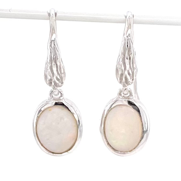 Opal ørehængerne har ægte solide Australske krystal opaler indfattet i sterling sølv.