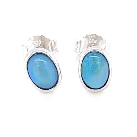 Opal ørestikkerne har ægte solide Australske krystal opaler indfattet i blankt sterling sølv.