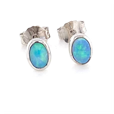 Opal ørestikkerne har ægte solide Australske krystal opaler indfattet i blankt sterling sølv.