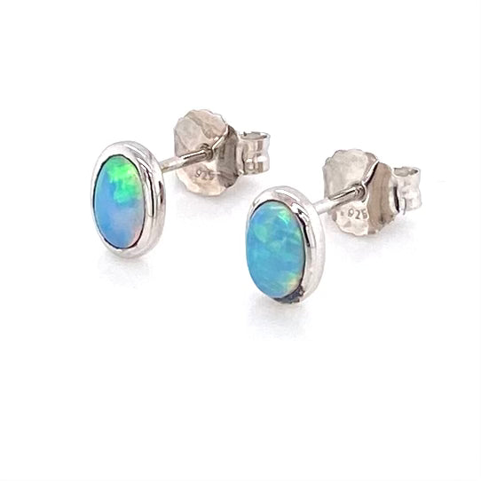 Opal ørestikkerne har ægte solide Australske krystal opaler indfattet i blankt sterling sølv.