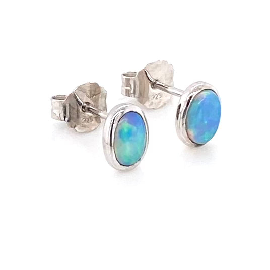Opal ørestikkerne har ægte solide Australske krystal opaler indfattet i blankt sterling sølv.