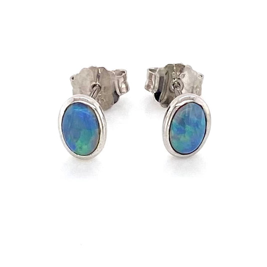 Opal ørestikkerne har ægte solide Australske krystal opaler indfattet i blankt sterling sølv.