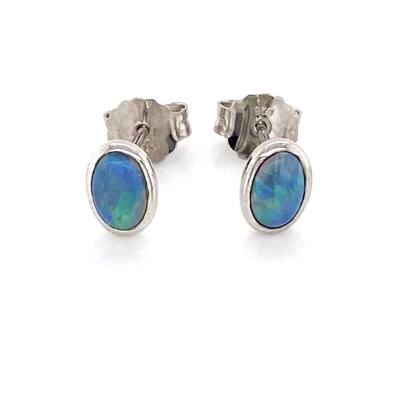 Opal ørestikkerne har ægte solide Australske krystal opaler indfattet i blankt sterling sølv.