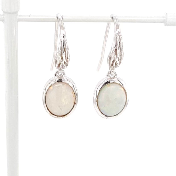 Opal ørehængerne har ægte solide Australske krystal opaler indfattet i sterling sølv.