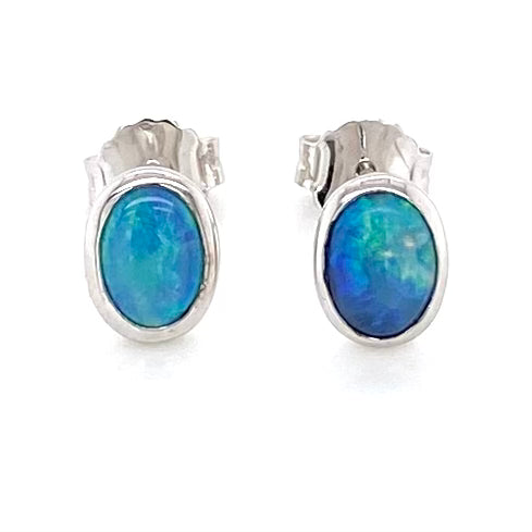 Opal ørestikkerne har ægte solide Australske krystal opaler indfattet i blankt sterling sølv.