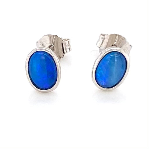 Opal ørestikkerne har ægte solide Australske krystal opaler indfattet i blankt sterling sølv.