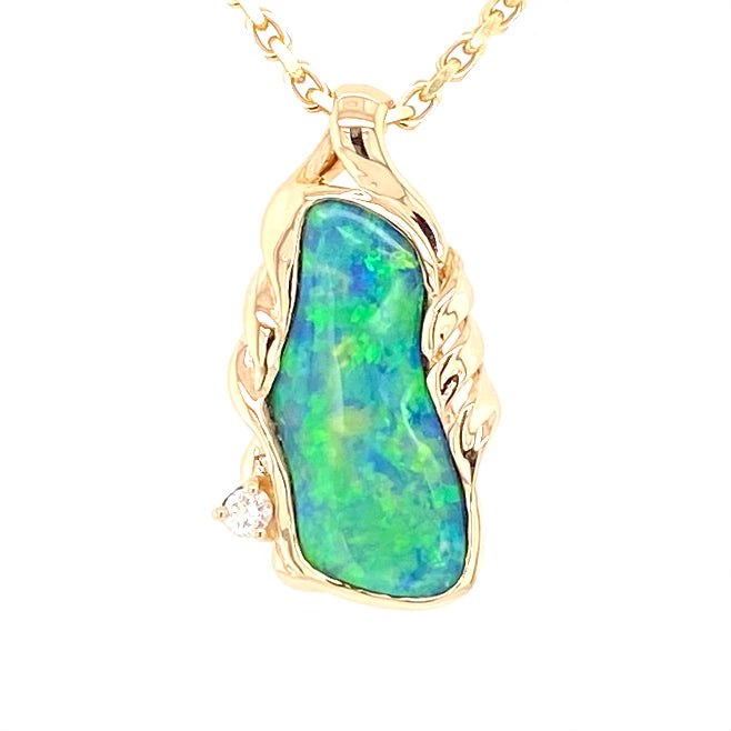 Opal vedhænget har en ægte solid Australsk krystal opal som er indfattet i 14 karat guld. Opalen er 2,1 ct. Med brilliant diamant 0,03 ct. W/SI.