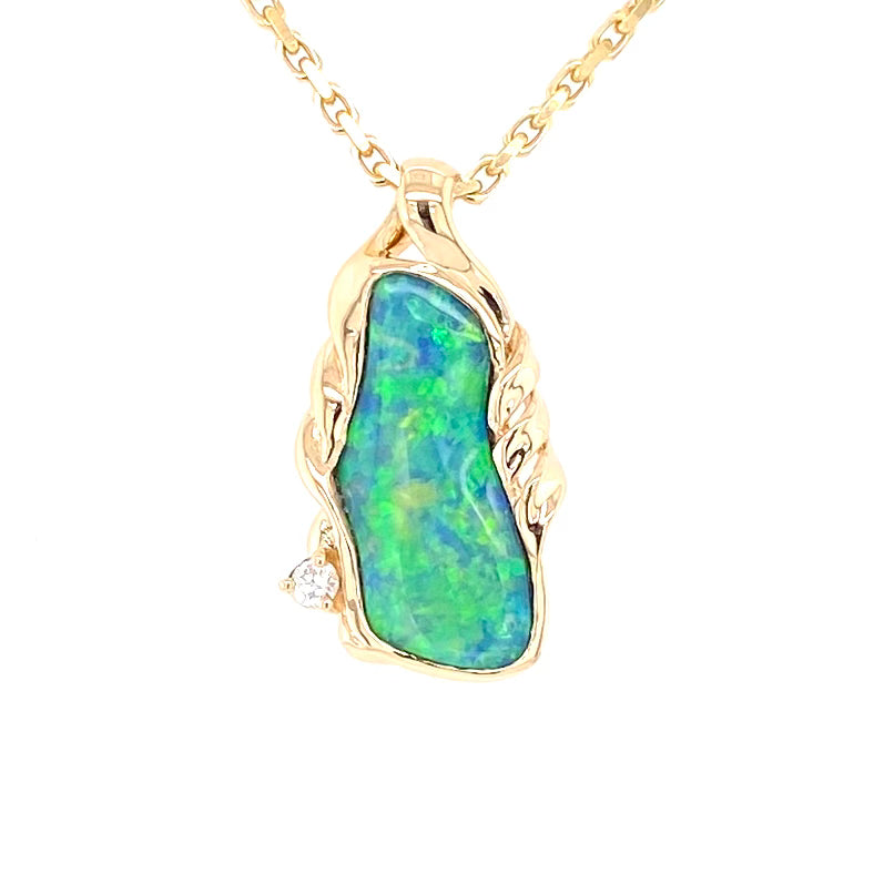 Opal vedhænget har en ægte solid Australsk krystal opal som er indfattet i 14 karat guld. Opalen er 2,1 ct. Med brilliant diamant 0,03 ct. W/SI.
