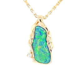 Opal vedhænget har en ægte solid Australsk krystal opal som er indfattet i 14 karat guld. Opalen er 2,1 ct. Med brilliant diamant 0,03 ct. W/SI.