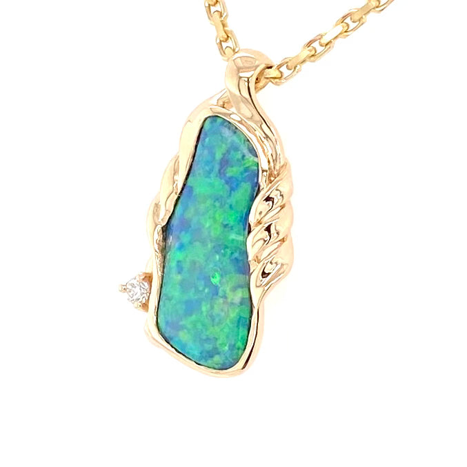 Opal vedhænget har en ægte solid Australsk krystal opal som er indfattet i 14 karat guld. Opalen er 2,1 ct. Med brilliant diamant 0,03 ct. W/SI.