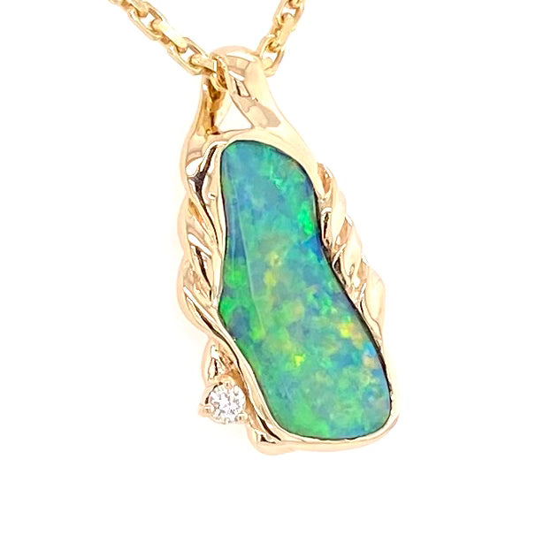 Opal vedhænget har en ægte solid Australsk krystal opal som er indfattet i 14 karat guld. Opalen er 2,1 ct. Med brilliant diamant 0,03 ct. 
