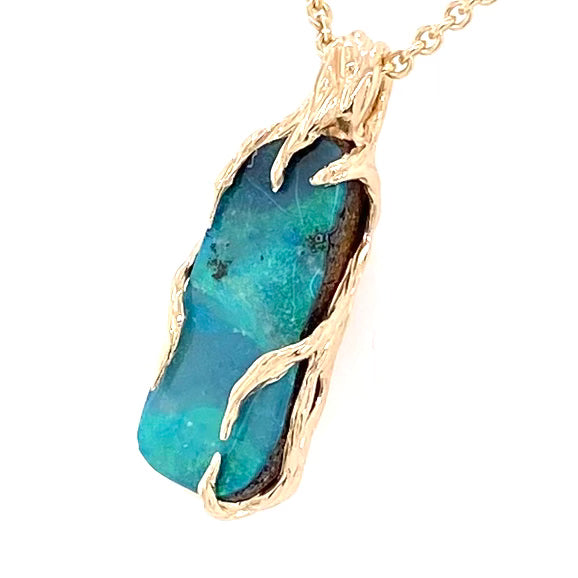 Ægte solid boulder opal fra Australien indfattet i 14 karat rustikt guld.
