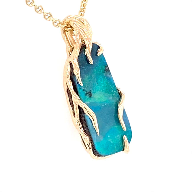 Ægte solid boulder opal fra Australien indfattet i 14 karat rustikt guld.