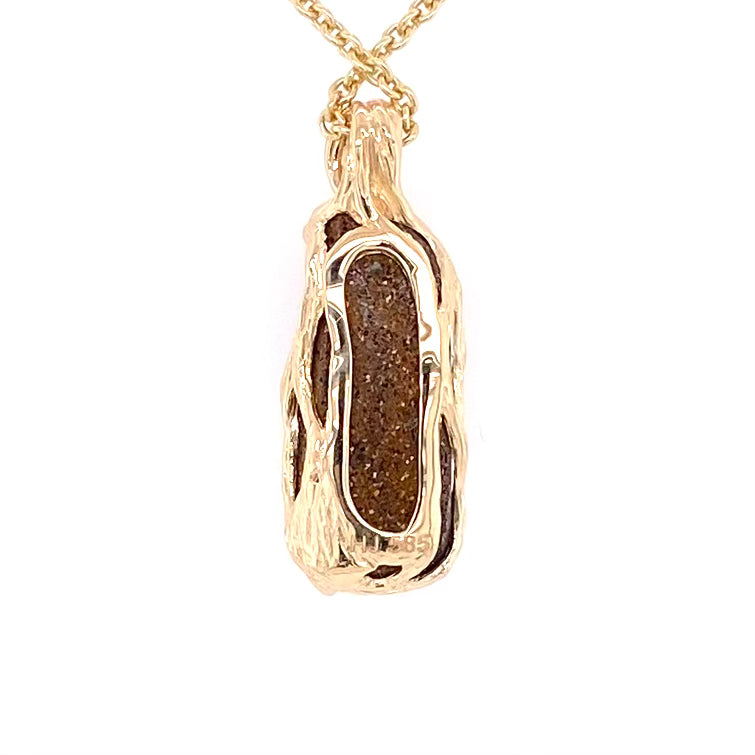 Ægte solid boulder opal fra Australien indfattet i 14 karat rustikt guld.