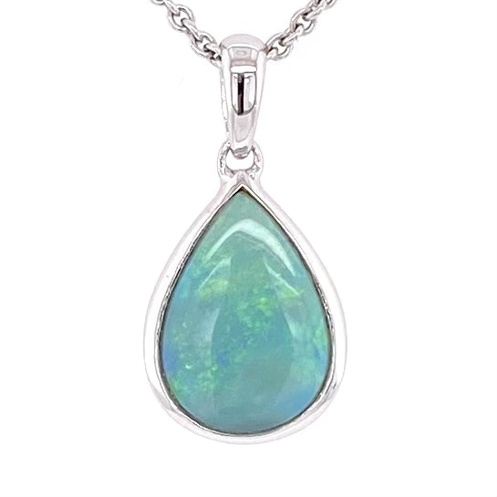 Vedhæng med en ægte solid krystal opal fra Australien indfattet i rhodineret sterling sølv.