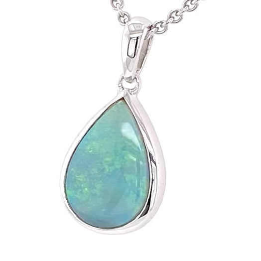 Vedhæng med en ægte solid krystal opal fra Australien indfattet i rhodineret sterling sølv.