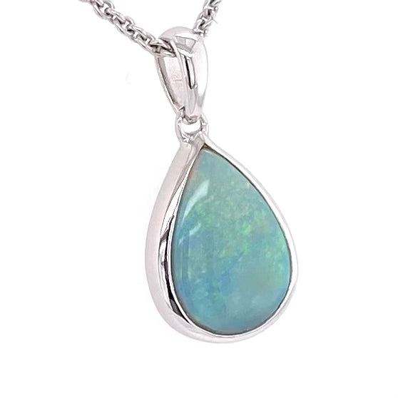 Vedhæng med en ægte solid krystal opal fra Australien indfattet i rhodineret sterling sølv.