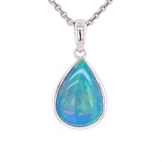 Vedhæng med en ægte solid krystal opal fra Australien indfattet i rhodineret sterling sølv.