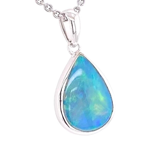 Vedhæng med en ægte solid krystal opal fra Australien indfattet i rhodineret sterling sølv.
