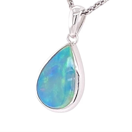 Vedhæng med en ægte solid krystal opal fra Australien indfattet i rhodineret sterling sølv.