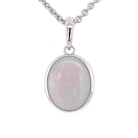Vedhæng med en ægte solid krystal opal fra Australien indfattet i rhodineret sterling sølv.