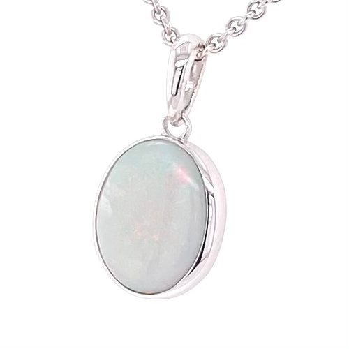 Vedhæng med en ægte solid krystal opal fra Australien indfattet i rhodineret sterling sølv.