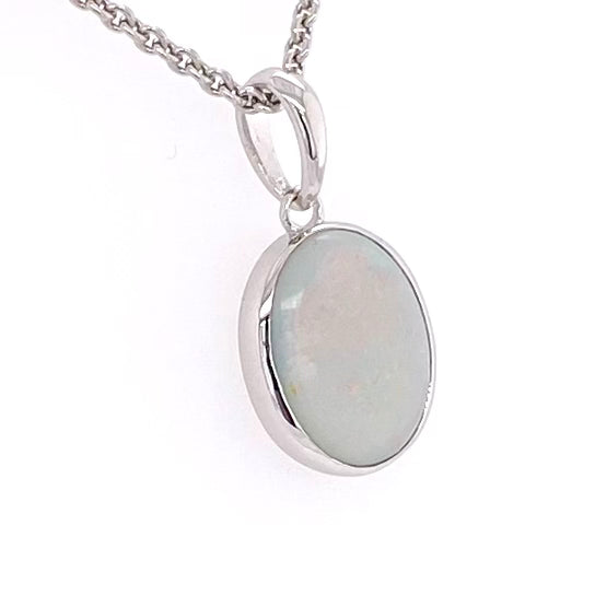 Vedhæng med en ægte solid krystal opal fra Australien indfattet i rhodineret sterling sølv.