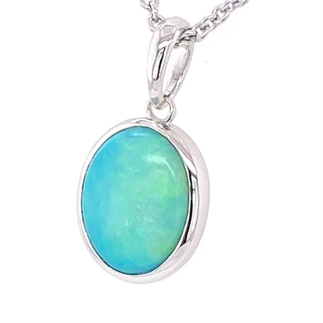 Vedhæng med en ægte solid krystal opal fra Australien indfattet i rhodineret sterling sølv.