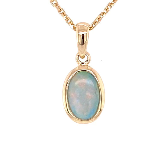 Vedhæng med en ægte solid krystal opal fra Australien indfattet i 14 karat guld.