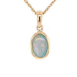 Vedhæng med en ægte solid krystal opal fra Australien indfattet i 14 karat guld.