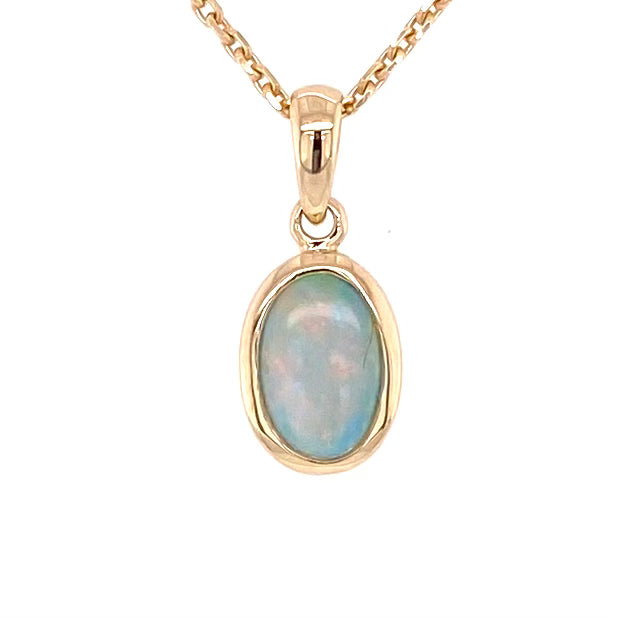 Vedhæng med en ægte solid krystal opal fra Australien indfattet i 14 karat guld.